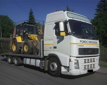 Laweta odbierająca uszkodzony samochód do kasacji